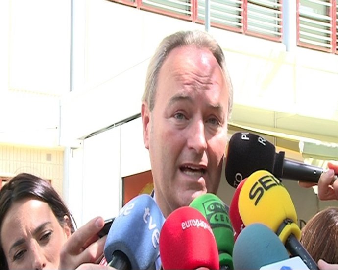 El 'President' Alberto Fabra Atiende A Los Medios