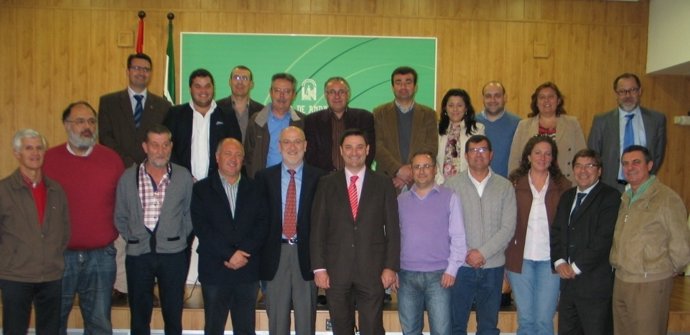 El Viceconsejero De Agricultura Y Pesca Junto A Representantes Municipales. 