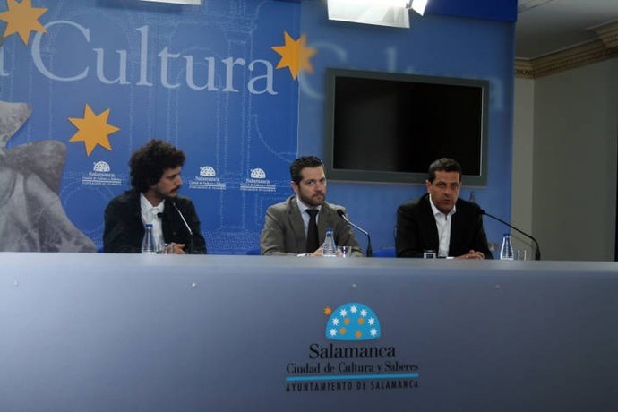 Dos Miembros De Baden Bah Y El Concejal Julio López (C)