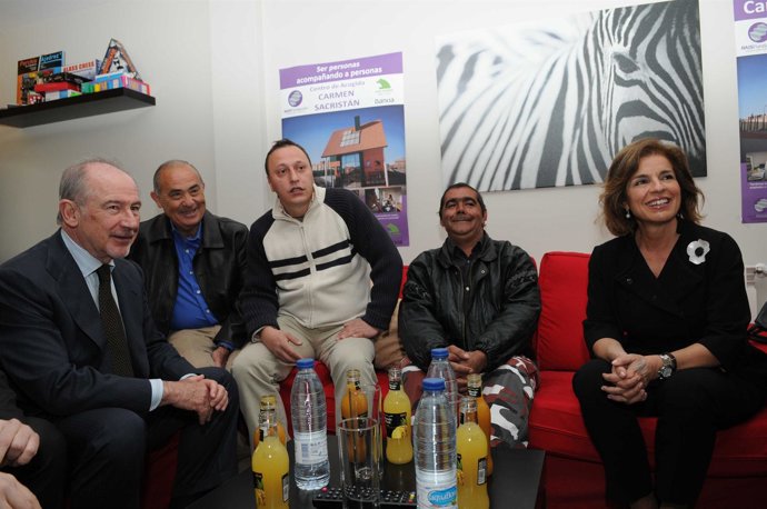 Botella Y Rato Con Personas Del Centro De Acogida                    