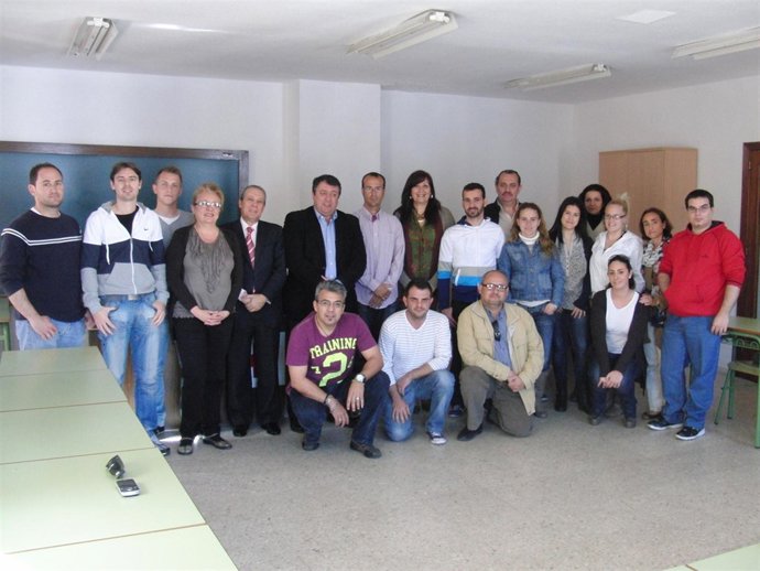 El Delegado De Empleo, Eduardo Muñoz, Junto A Miembros De Cruz Roja.
