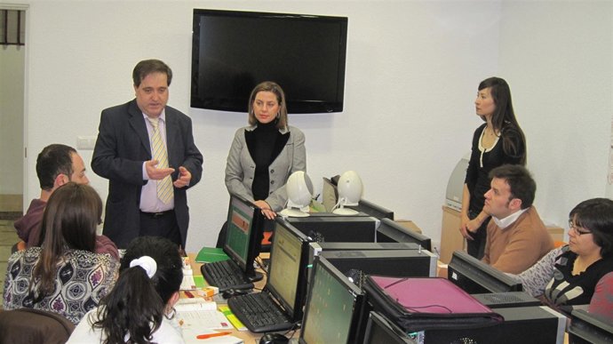 La Delegada De Empleo, Irene Sabalate, Conoce El Curso De FPE Que Imparte KND.