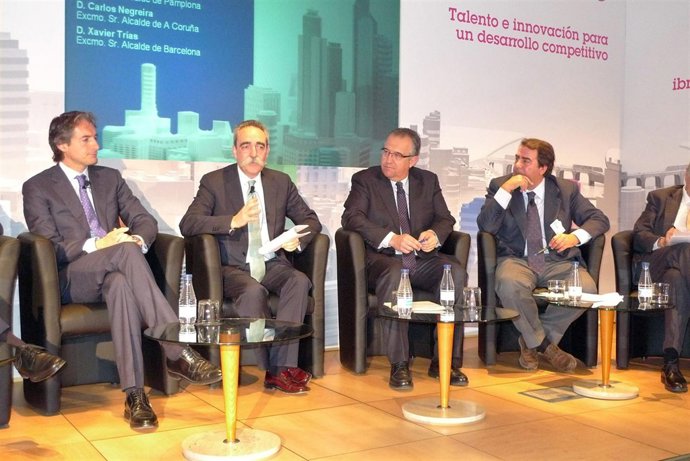 Enrique Maya, En Un Encuentro En Madrid.