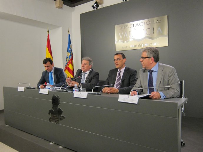 Rus, Entre Martínez Y Caraballo, En La Rueda De Prensa 