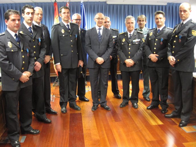 Ruiz Medrano Y Los Agentes Reconocidos Con Medalla Al Mérito De Protección Civil