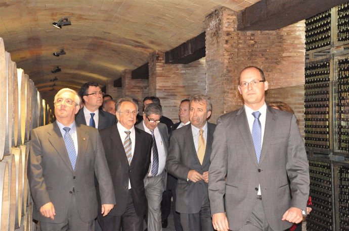 El Gerente De La Bodega Francisco Martinez, Junto A Tomás Fuertes Y Consejeros