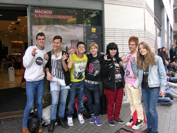 Fans De Lady Gaga Hacen Cola Para Conseguir Entradas Del Concierto En Barcelona