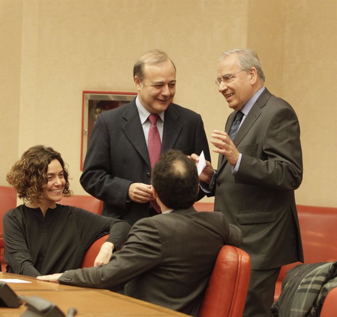 Alfonso Guerra Charlando Con Los Diputados Torres Mora Y Batet