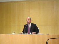 El Ayuntamiento tiene en cuenta las "circunstancias económicas" a la hora de limitar los rótulos luminosos