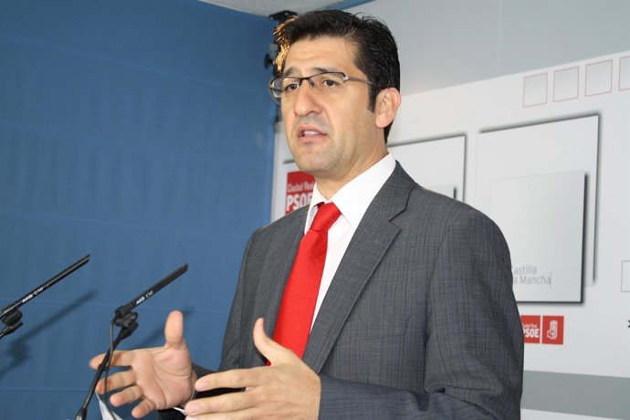 Caballero En Rueda De Prensa