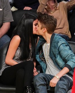Justin Bieber Y Selena Gomez Besándose En Un Partido De Baloncesto
