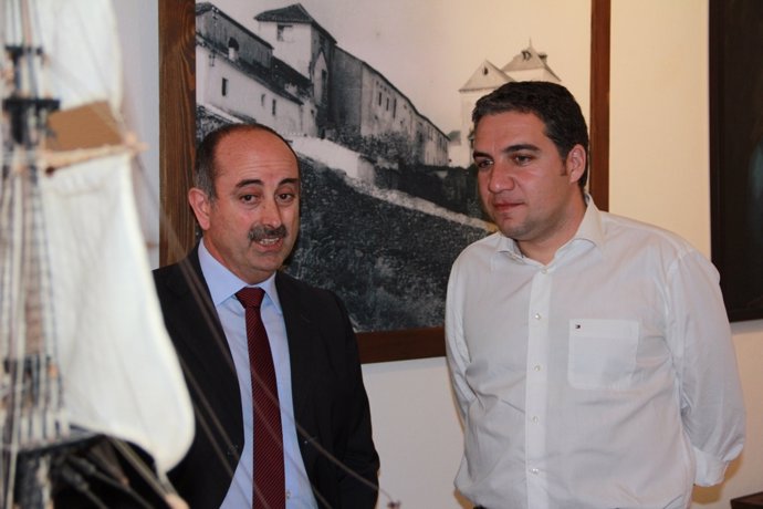 Antonio Campos Y Elías Bendodo Durante La Visita
