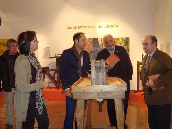 Rada Y Pilar Sanz Visitan Las Exposiciones