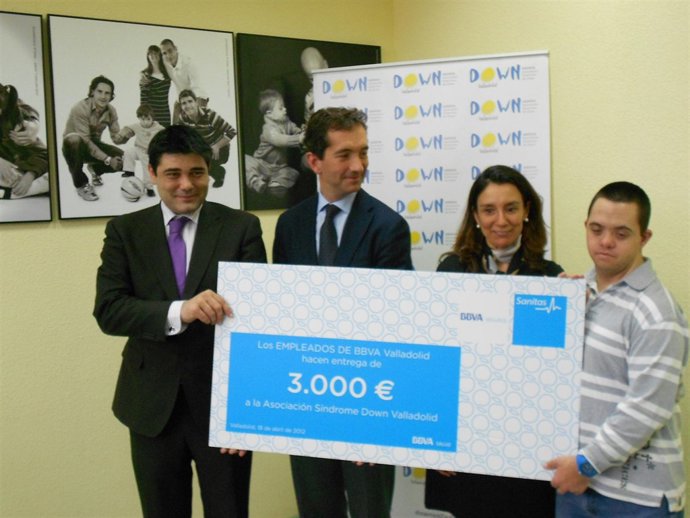 Acto De Entrega De 3.000 Euros Al Colectivo Por Parte De BBVA De Valladolid.