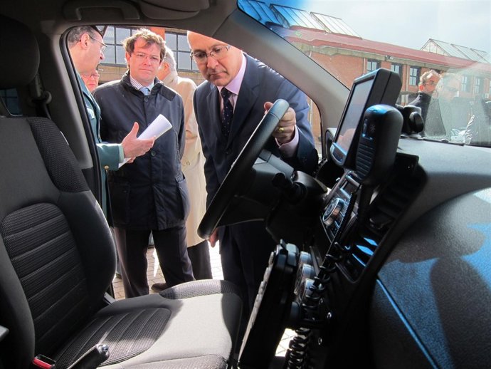 Ruiz Medrano, Durante Su Visita A Salamanca, Viendo Un Coche De La Benemérita.