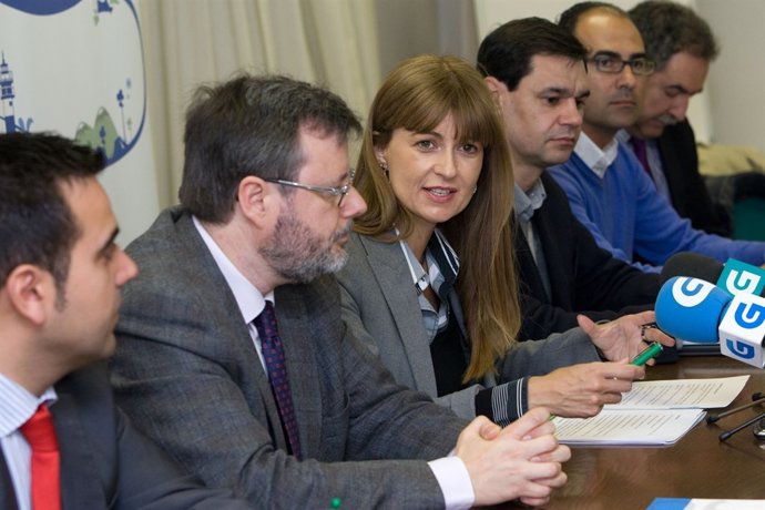 Carmen Pardo En La Firma Con Representantes De Asociaciones De Turismo