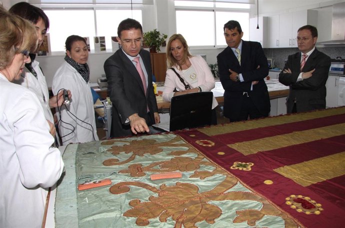 Restauración De La Senyera Que Cubrió El Féretro De Blasco Ibáñez