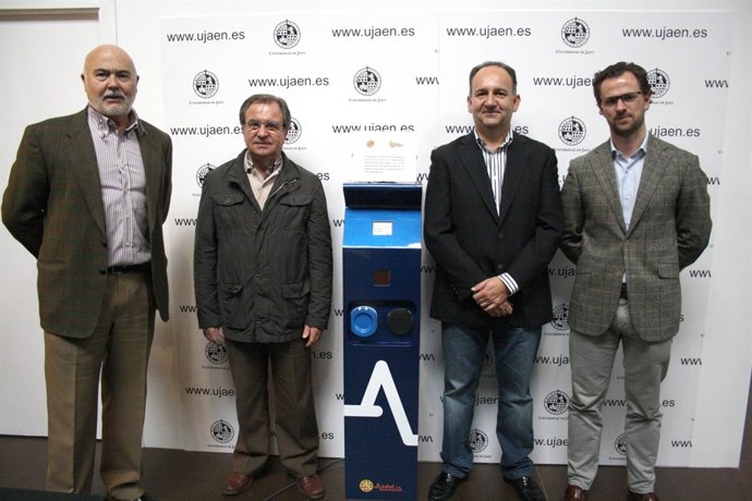 Miembros De UJA Y Andel Con El Prototipo De Recarga De Coches Eléctricos.