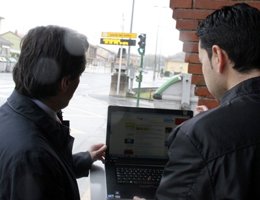 El Alcalde Comprueba El Funcionamiento De Uno De Los Paneles