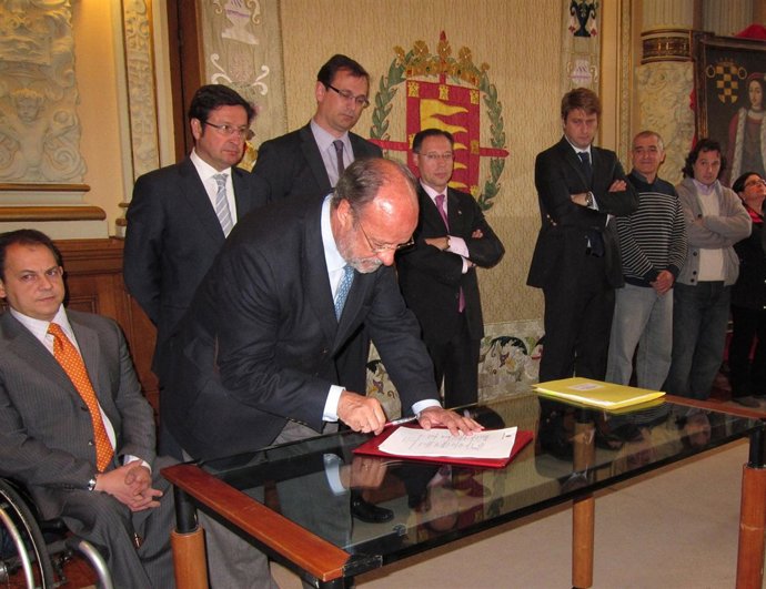 León De La Riva Firma Un Convenio Con Los Clubes Deportivos De La Ciudad