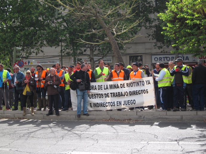 Trabajadores De Emed Y Parados De La Cuenca Ante El Parlamento Andaluz. 