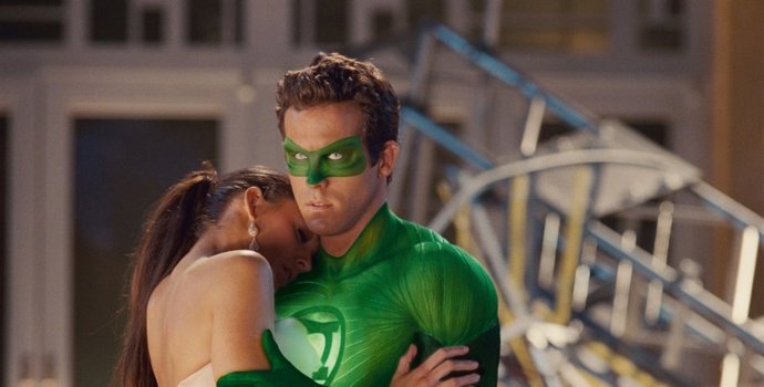 BLAKE LIVELY As Carol Ferris And RYAN REYNOLDS As Green Lantern In 