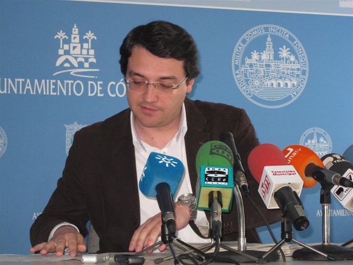 José María Bellido Consulta Papeles Antes De Rueda De Prensa
