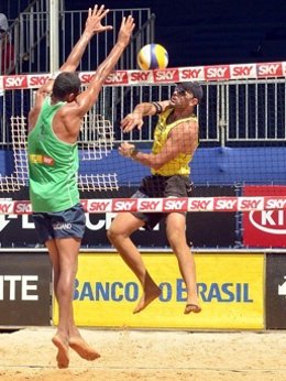 Mesa Haciendo Un Remate En La Red