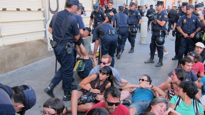 La Policía Desaloja Sol De Manifestantes Del 15M