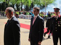 Cien mossos se manifiestan contra Puig a su llegada al Dia de les Esquadres y le dan la espalda