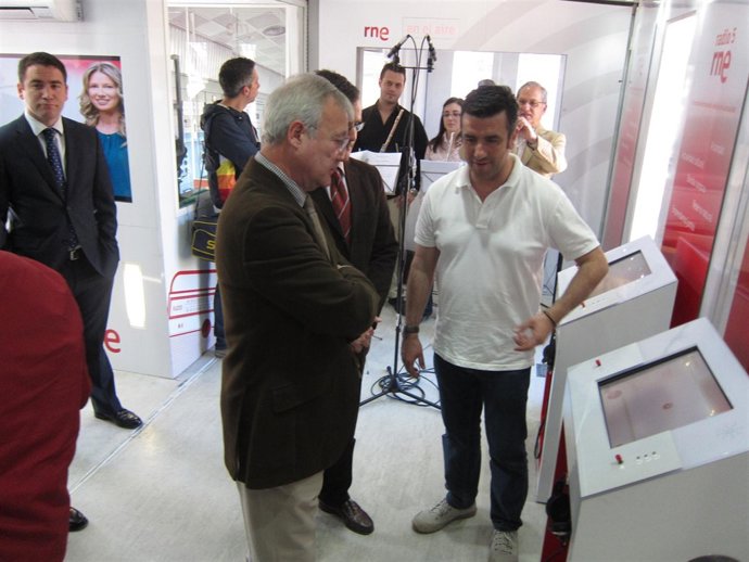 Valcárcel En El Camión De RNE Minutos Antes De La Entrevista