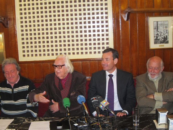 Tomás Gómez En El Café Gijón