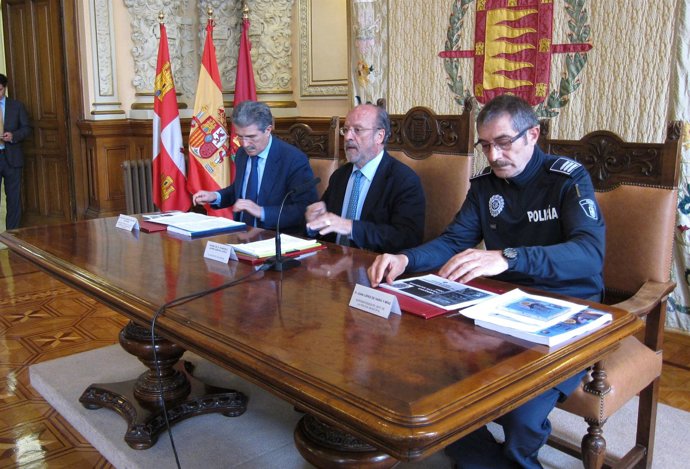 El Alcalde De Valladolid Presenta La Memoria De La Policía Municipal En 2011