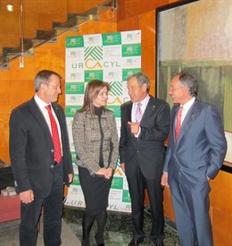 Silvia Clemente Junto A Representantes De Cooperativas Agrarias