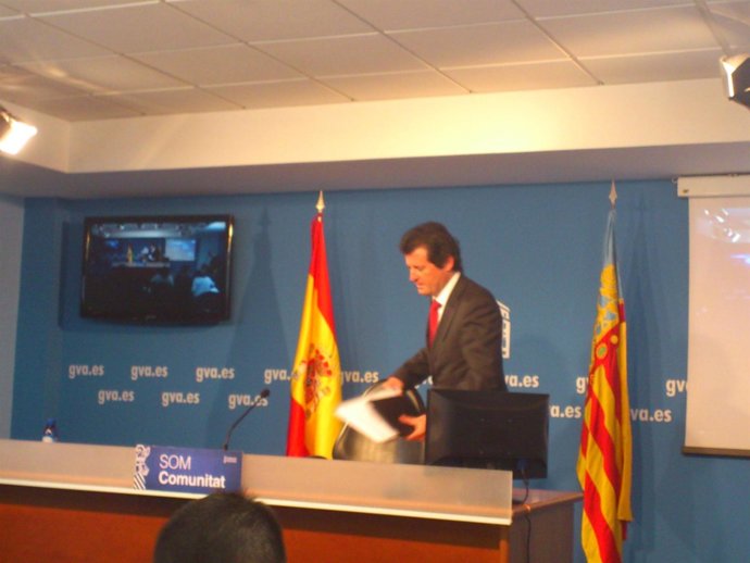 Císcar Llega A La Rueda De Prensa Tras El Pleno Del Consell