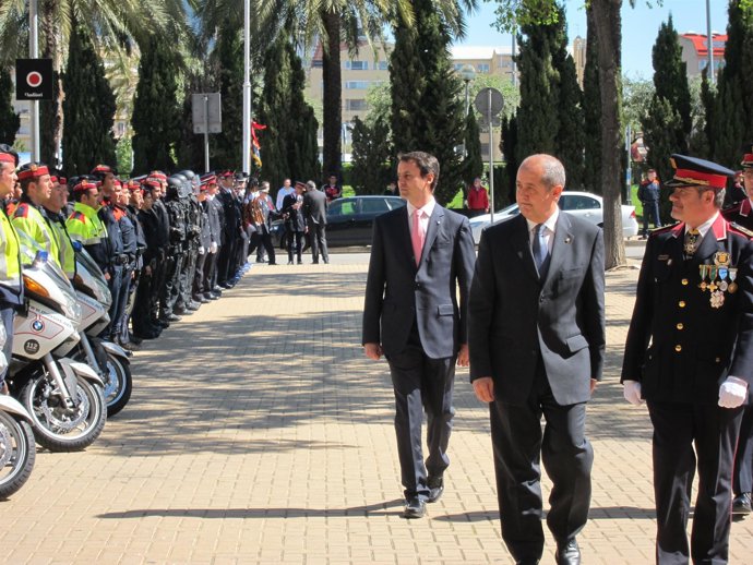 El Conseller F.Puig Y El Dtor.De Mossos M.Prat Pasan Revista