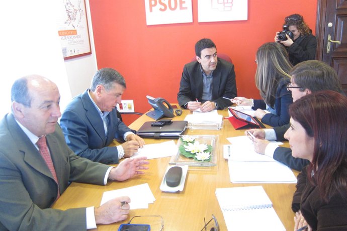 El Secretario Geenral Del PSOE De Huelva, Mario Jiménez, En Una Reunión.