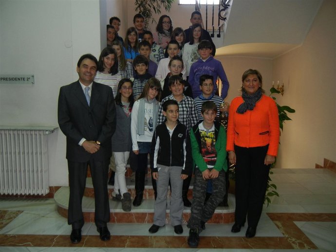 La Presidenta Carmen Poblo Y Participantes En El Pleno Infantil