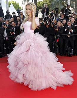 Adriana Karembeu Posando En La Alfombra Roja