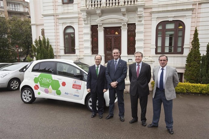 El Consejero Recibe El Vehículo Eléctrico