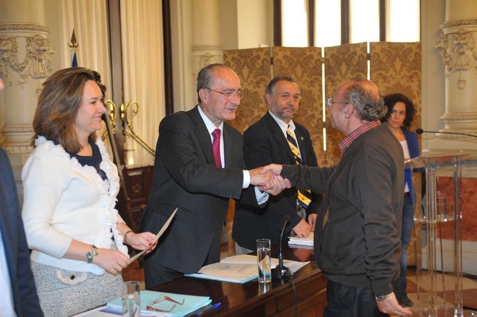 De La Torre Entrega Las Acreditaciones A Los Beneficiarios De Las Ayudas Del IBI