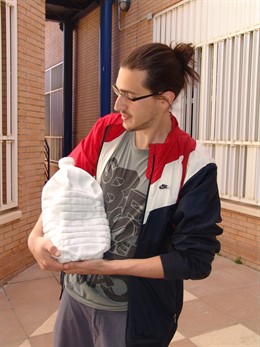 El Artista Lluc Baños Con 'Garrafa' Elaborada En Mármol Blanco 