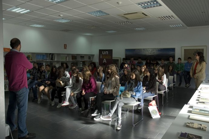 Alumnos En La Sede De La UNIA Durante La Ruta Literaria. 
