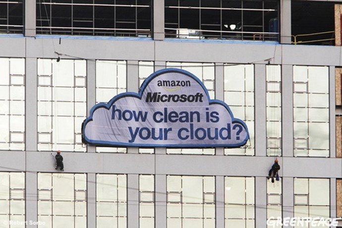 Greenpeace Pancarta Sobre La Nube