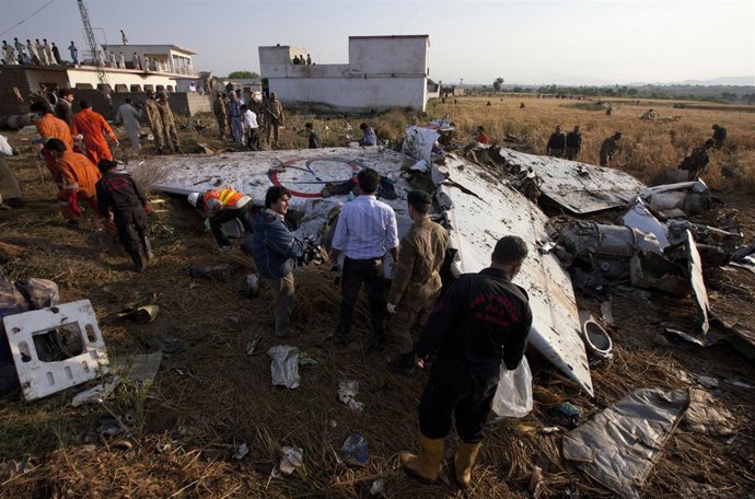 Un Accidente De Avión En Pakistán Deja 127 Muertos