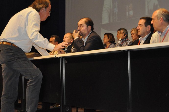 Javier Lambán Conversa Con Carlos Pérez Anadón