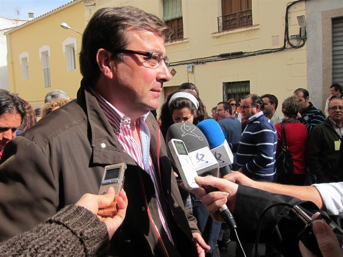 Fernández Vara Antes De Entrar Al Congreso Provincial Del PSOE