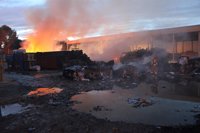 Controlado el incendio declarado en una empresa de reciclaje en Alcàsser