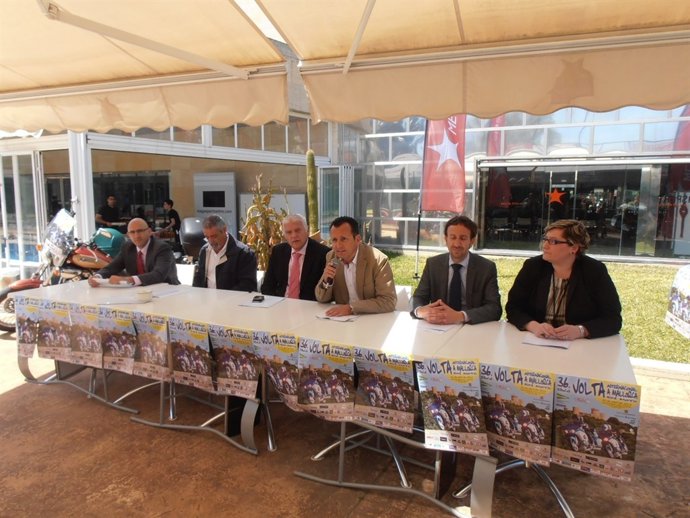 Damià Vich Con Los Patrocinadores Del Evento 