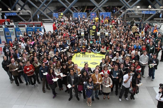 Foto Oficial Del Récord De Lectura En Metro
